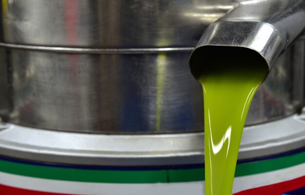 Coldiretti, FRANCESCO LOLLOBRIGIDA, FRODI, MADE IN ITALY, MINISTRO DELL'AGRICOLTURA, OLIO, OLIO EXTRAVERGINE D'OLIVA, OLIO ITALIANO, REGISTRO, TRACCIABILITÀ, trasparenza, UNAPROL, Non Solo Vino