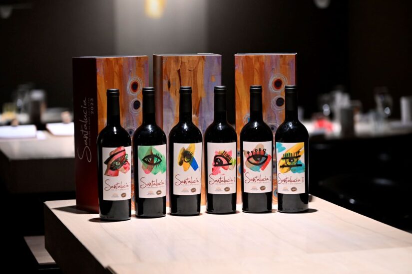 Le bottiglie con le etichette numerate e disegnate a mano libera