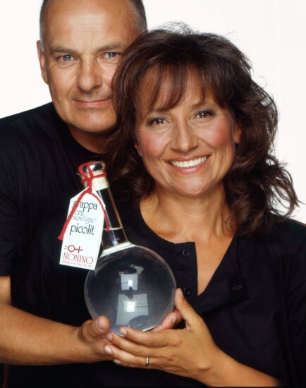 Benito e Giannola Nonino con la Grappa Nonino Cru Monovitigno® Picolit (ph: Oliviero Toscani, 1989)