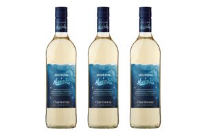 Nel Regno Unito la catena Aldi lancia lo Chardonnay che aiuta a rimuovere la plastica dagli oceani