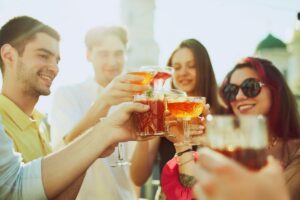 Dall’alternanza alcolici-analcolici alle esperienze di “una sola notte”: i trend 2025 by Diageo