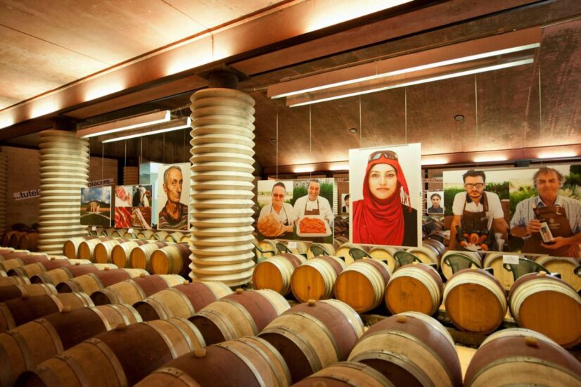 Le fotografie di Oliviero Toscani nelle cantina d’autore Petra 