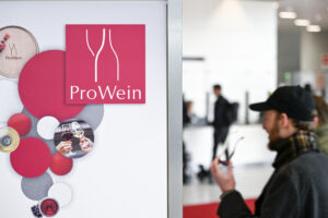 ProWein &ldquo;Business Report&rdquo; 2025: l&rsquo;aumento dei costi preoccupa, spumanti e bianchi guidano le vendite