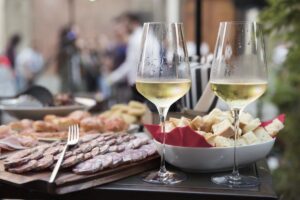 Se il nuovo Codice della Strada fa paura, al ristorante la bottiglia di vino dice “Portami a casa”