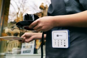 Ristorazione tra i settori i più “cashless” del 2024 nel Belpaese: +27,8% di pagamenti con carta