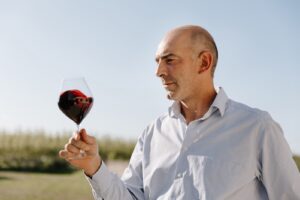 Da direttore di multinazionali a “tuttofare” nella sua azienda vitivinicola, per realizzare un sogno