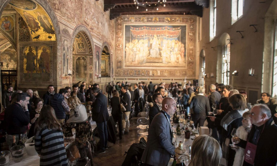 La Maestà di Simone Martini sullo sfondo di una degustazione 