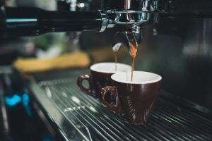 Il caffè, anche decaffeinato, riduce il rischio di cancro: il merito è dei polifenoli