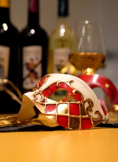 Carnevale in cantina alla Contini 1898 di Cabras, la più antica della Sardegna