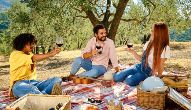 Secondo Coldiretti il 49% degli italiani passer&agrave; il 25 aprile fuori casa, tra gite e picnic