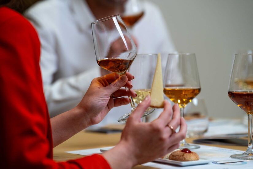 Vino, formaggi e musica nel “Wine & Cheese, Swing & Blues” da Contini 1898 a Cabras