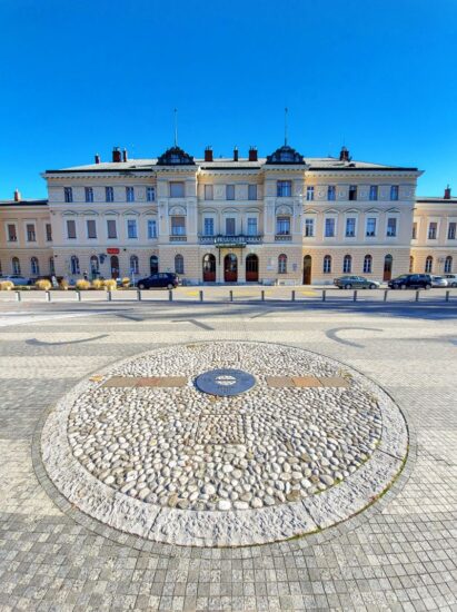 Piazza Transalpina/Tgr Erope a metà tra Italia e Slovenia (ph: Leo Caharija)