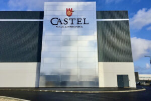 “Mercato in declino”. Castel, gruppo n. 1 di vino in Francia, chiuderà un sito di imbottigliamento