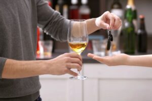 Nuovo Codice della Strada: il 44% di italiani esce meno nei locali, la Gen Z verso il No Alcol