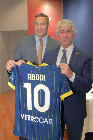 La personale maglietta regalata dall’Hellas Verona al ministro dello sport Abodi. Credit: Veronafiere/ennevi