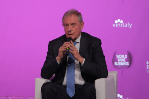 Adolfo Urso: “ci stiamo confrontando nel Governo sugli eventuali sostegni alle imprese”