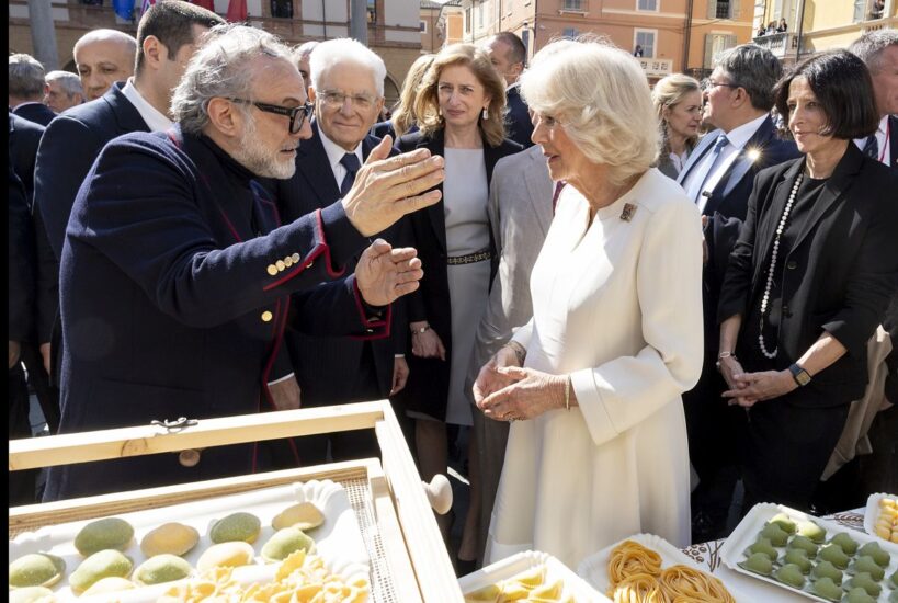 Massimo Bottura e la Regina Camilla (foto di Paolo Giandotti - Ufficio Stampa della Presidenza della Repubblica)