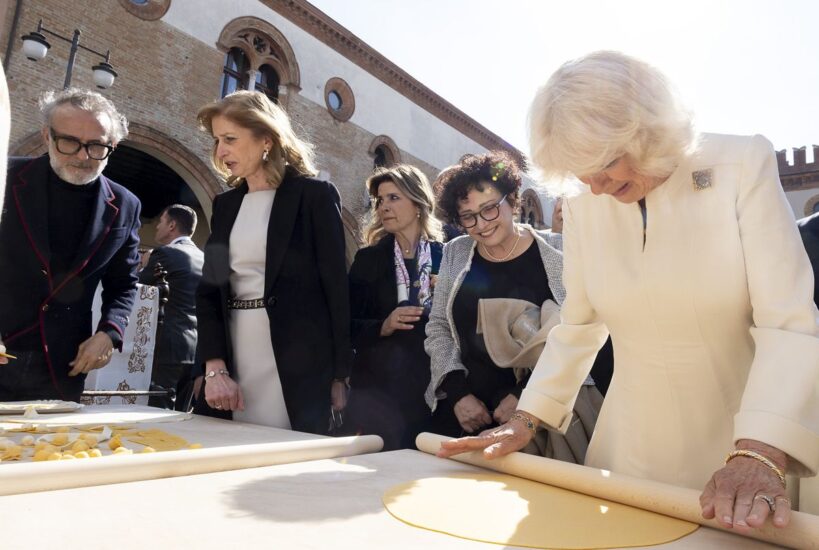 Massimo Bottura e la Regina Camilla (foto di Paolo Giandotti - Ufficio Stampa della Presidenza della Repubblica)