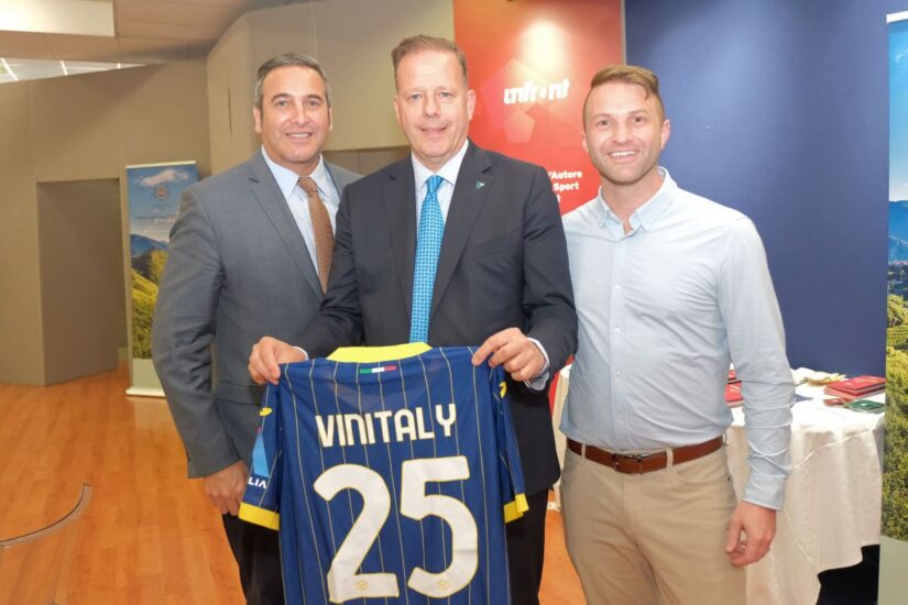 Federico Bricolo con la maglietta regalata dall’Hellas Verona. Credit: Veronafiere/ennevi