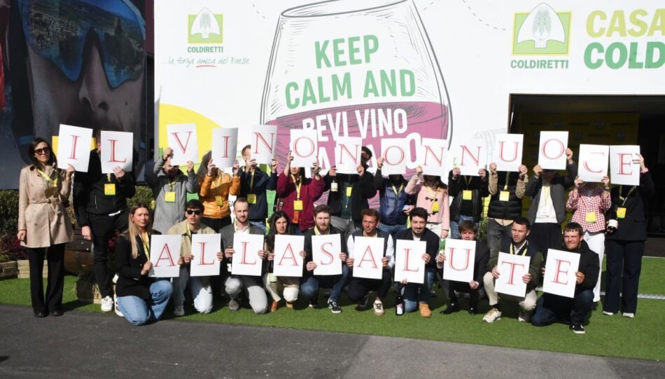 Il flash mob di Coldiretti su vino & salute a Vinitaly 2025