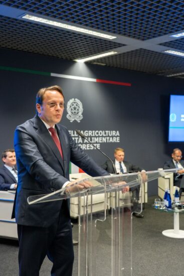 Il Commissario Várhelyi a Vinitaly 2025 (credit: Ministero dell’Agricoltura)