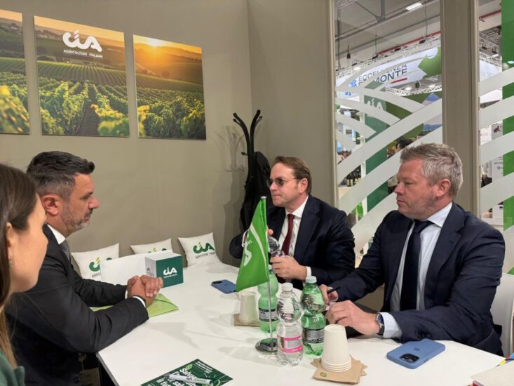 Il Commissario Várhelyi alla Cia-Agricoltori Italiani a Vinitaly 2025 (credit: X/Oliver Varhelyi)