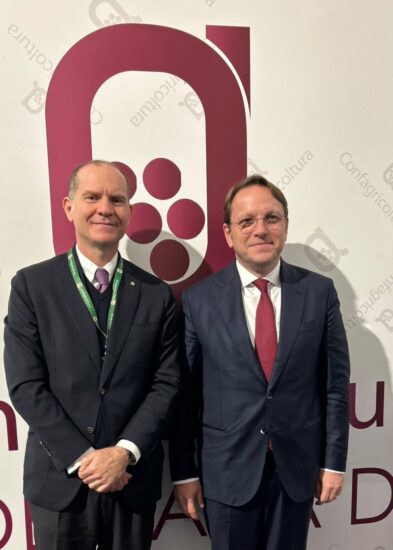 Il Commissario Várhelyi da Confagricoltura a Vinitaly 2025 (credit: X/Oliver Varhelyi)