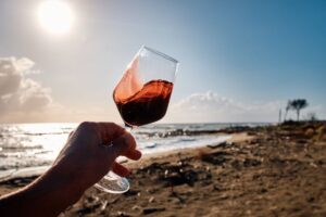 Il Morellino di Scansano e il Chianti al mare brindano all&rsquo;estate, sfatando il tab&ugrave; del vino rosso