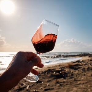 Il Morellino di Scansano e il Chianti al mare brindano all&rsquo;estate, sfatando il tab&ugrave; del vino rosso