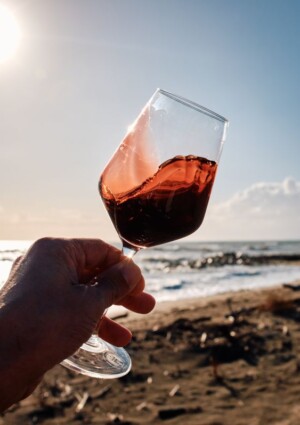 Il Morellino di Scansano e il Chianti al mare brindano all&rsquo;estate, sfatando il tab&ugrave; del vino rosso