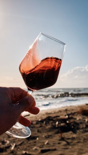 Il Morellino di Scansano e il Chianti al mare brindano all&rsquo;estate, sfatando il tab&ugrave; del vino rosso