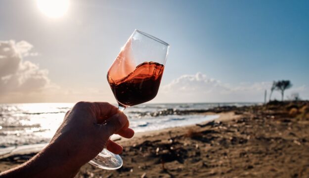 Il Morellino di Scansano e il Chianti al mare brindano all&rsquo;estate, sfatando il tab&ugrave; del vino rosso