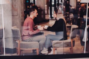 Cocktail sì (ma analcolici), brunch in ascesa: come cambia il menu degli appuntamenti della Gen Z