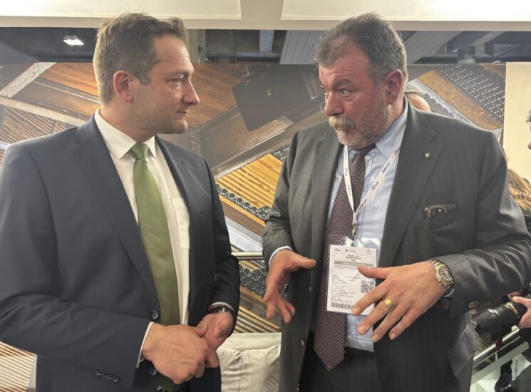 Il Commissario Hansen con Luca Rigotti, guida delle Cooperative del vino italiane ed europee