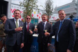 Il Commissario Ue alla Salute Várhelyi: “il noto bicchiere di vino al giorno ai pasti non fa male”