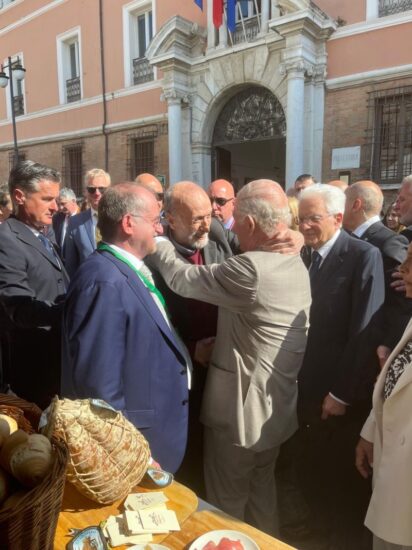 “Carlo & Carlo” e l’amore per l’Italia nell’abbraccio del Re al patron di Slow Food Carlin Petrini