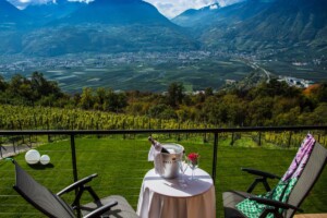 Viaggiatori del lusso, il 76% sceglie la meta per il cibo e il vino. Italia sul podio