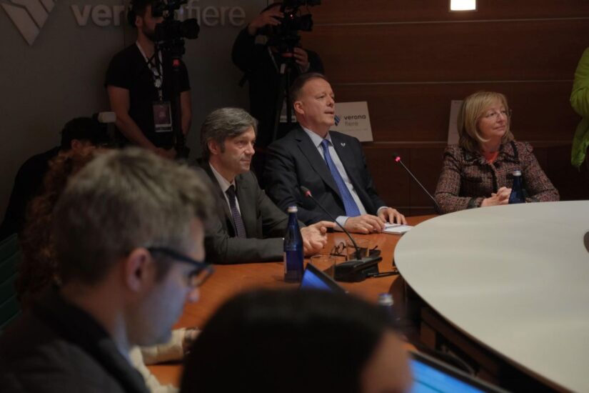 Il Ministro Tajani in collegamento con Vinitaly 2025 (credit: Veronafiere/Ennevi)