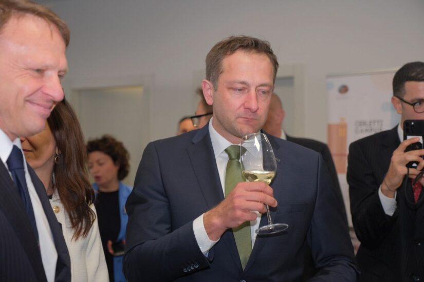 Hansen e Varhelyi a Vinitaly 2025 (ph: Veronafiere/Ennevi)