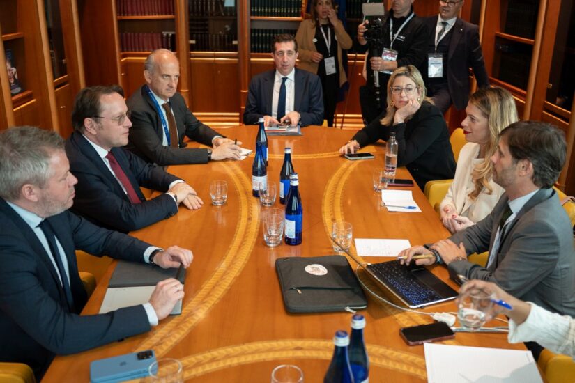 Incontro con la filiera del vino italiano del Commissario Várhelyi a Vinitaly 2025 (credit: Veronafiere/Ennevi)