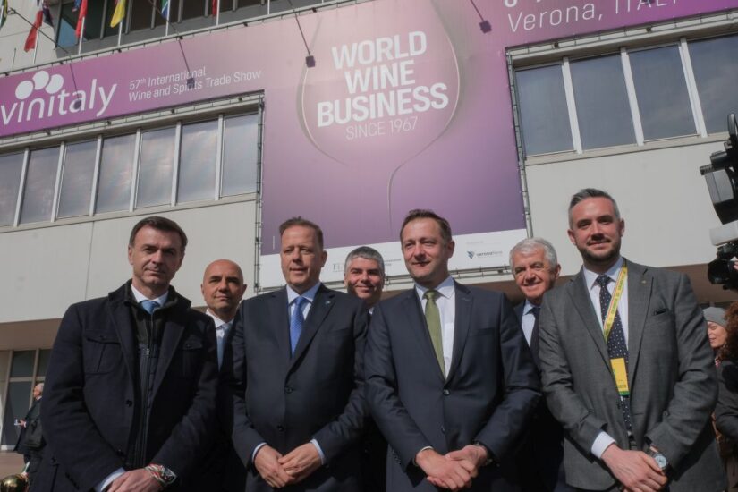 Hansen e Varhelyi a Vinitaly 2025 (ph: Veronafiere/Ennevi)