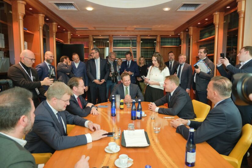 Hansen e Varhelyi a Vinitaly 2025 (ph: Veronafiere/Ennevi)