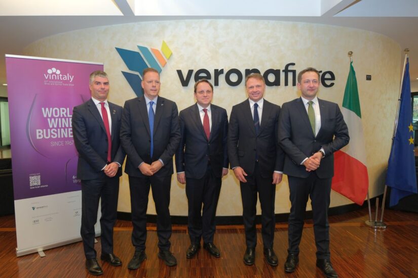 Hansen e Varhelyi a Vinitaly 2025 (ph: Veronafiere/Ennevi)