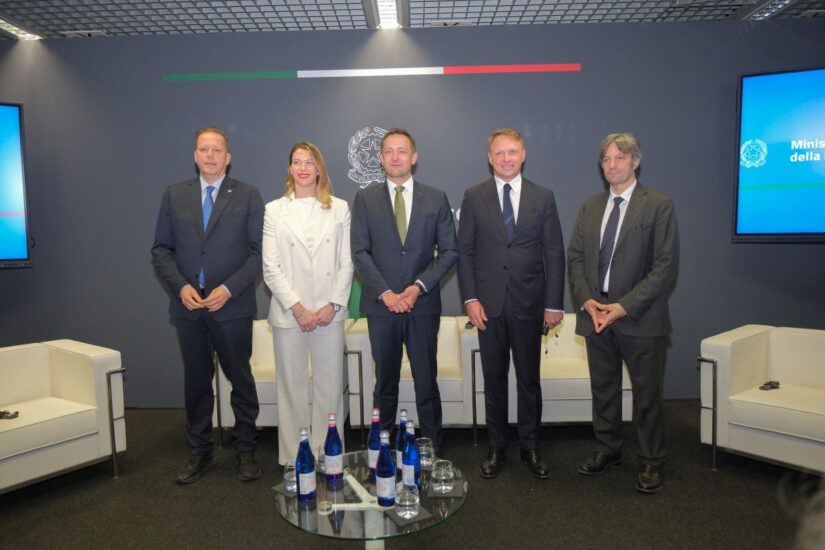 Hansen e Varhelyi a Vinitaly 2025 (ph: Veronafiere/Ennevi)