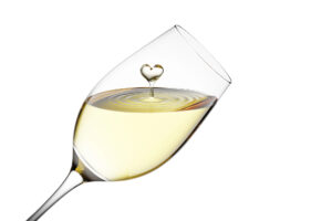 Non solo rosso, anche un consumo moderato di vino bianco e Champagne può dare benefici al cuore Non solo rosso, anche un consumo moderato di vino bianco e Champagne può dare benefici al cuore