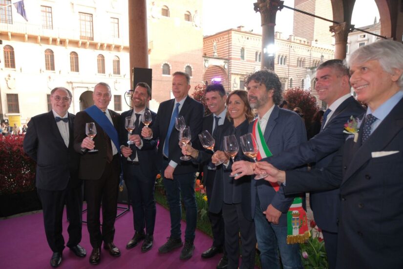 L’inaugurazione di “Vinitaly and the City“ insieme a Deborah Compagnoni. Credit: Veronafiere/ennevi