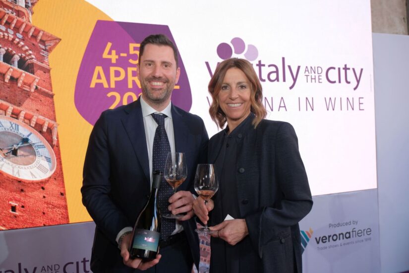 Il dg di Castello di Meleto Francesco Montalbano e Deborah Compagnoni. Credit: Veronafiere/ennevi