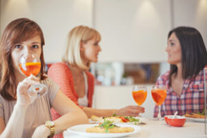 Fuori o in casa, accompagnato da buon cibo e anche analcolico: come cambia l’aperitivo Fuori o in casa, accompagnato da buon cibo e anche analcolico: come cambia l’aperitivo