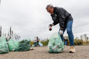 “No all’abbandono delle bottiglie”. L’impegno di Ichnusa tra donazioni, arte e raccolta sul campo “No all’abbandono delle bottiglie”. L’impegno di Ichnusa tra donazioni, arte e raccolta sul campo