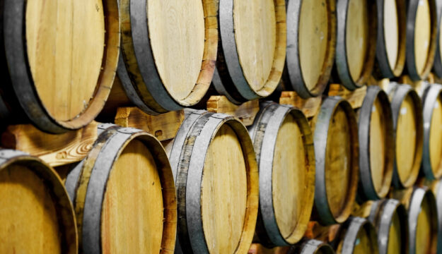 Le giacenze di vino italiano crescono ancora: 44,5 milioni di ettolitri al 31 ottobre 2025 (+5,2%)